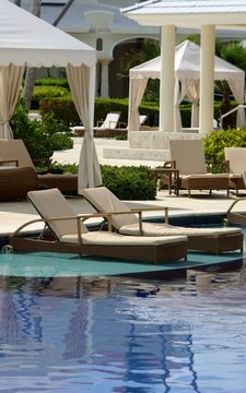 chaises longues dans une piscine &agrave; l'h&ocirc;tel