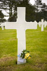 a cross on an American cemetery
