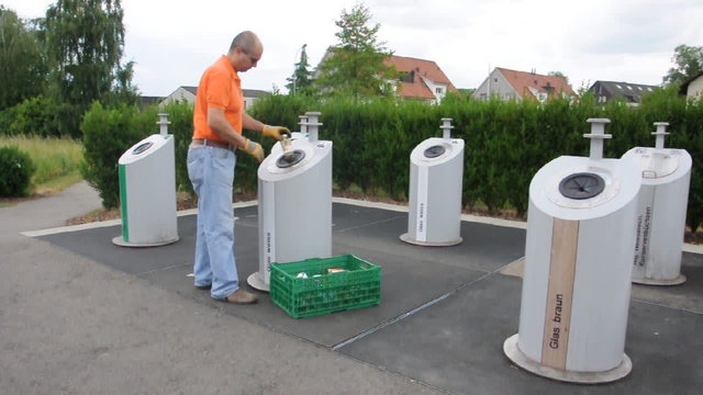 Mann am Glascontainer