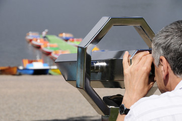 Mann Aussichtsfernrohr