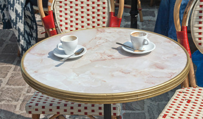 tasses de café vides sur table en terrasse