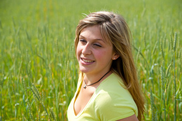 portrait d'une belle femme dans champs de blé