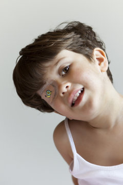 Bambina con occlusore