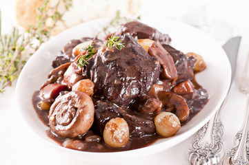 Fleisch in Rotweinsauce