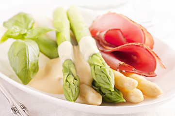 Spargel mit Schinken