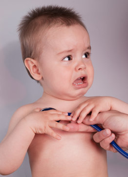 oscultation d'un b&eacute;b&eacute; chez le p&eacute;diatre