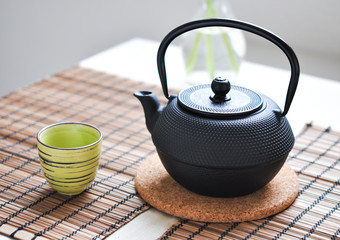 Grüner Tee Zubereitung. Schwarzer Teekanne und Tasse