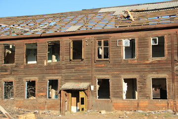 Заброшенный двухэтажный  дом