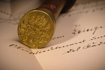Altes Siegel auf einem handschriftlichen Dokument - 32311861