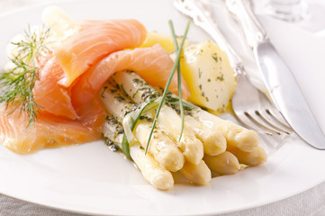 Spargel mit Räucherlachs