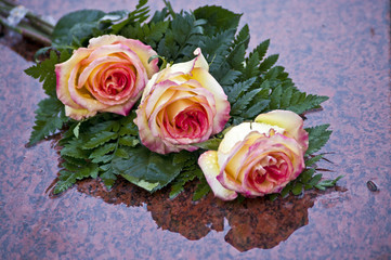 Drei Rosen auf Marmor