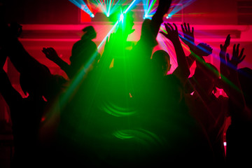 Fototapeta na wymiar Osób tańczy w klubie z laserem