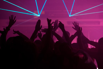 Leute tanzen in Disco mit Laser