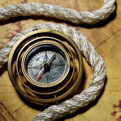 Fototapeta na wymiar Compass z liny na starej mapie