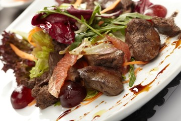Beef with grapefruit and rucola salad