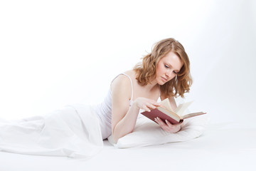 Obraz na płótnie Canvas young beautiful girl reads book