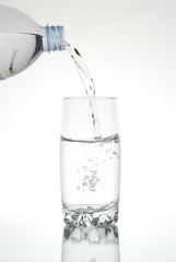 Vaso de agua, vertiendo de botella