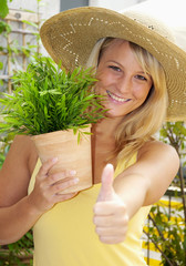 Junge Frau mit Pflanze 
