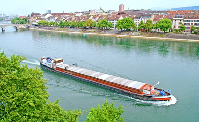Fototapeta premium Rheinschiff passiert Basel