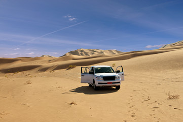 Fototapeta na wymiar Lone Jeep pustyni