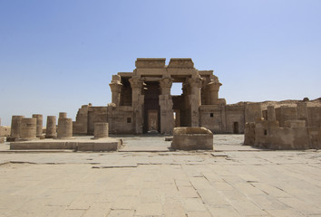 Obraz premium Entrance to the temple at Kom Ombo