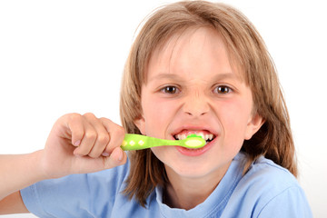 Portrait d'enfant espiègle se brossant les dents