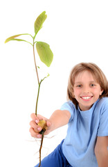 Enfant souriant présentant une graine germée