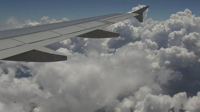 Avion entre las nubes