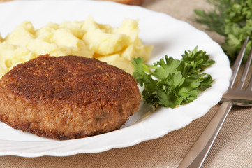 Cutlet with mashed potatoes and vegetables