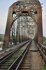 Most kolejowy na rzece