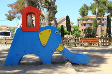 Elefante en un parque infantil