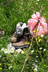 wanderschuhe in der wiese