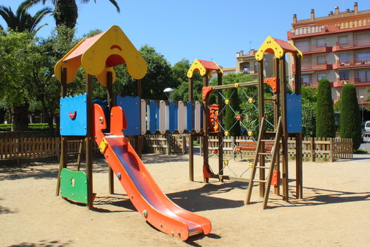 Tobogan caseta en el parque