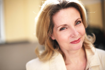 Fototapeta premium dynamische Business Frau