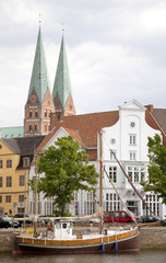 Untertrave in Lübeck mit Marienkirche
