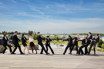 Tauziehen Teamwork Business im Freien