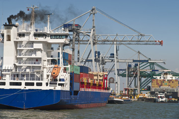 Container Schiffe im Hafen von Antwerpen