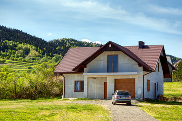 Fototapeta na wymiar Nowy dom w górach