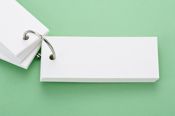 緑色の背景に単語帳のアップ