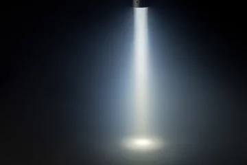 Photo sur Plexiglas Lumière et ombre coup de projecteur sur scène