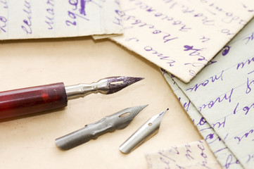 Fototapeta premium Old letters and pen as background