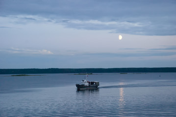 Naklejka premium Одинокий катер в белую ночь