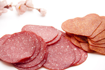 Salami mit Blütenzweig
