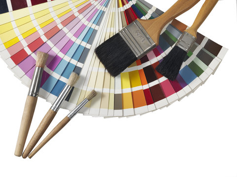 pennelli e mazzetta di colori