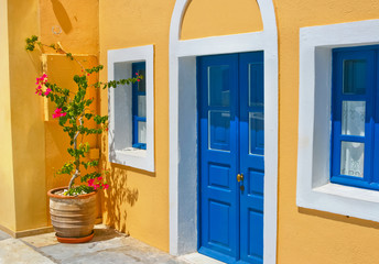 Fototapeta na wymiar Kolorowe starych street w Oia, Santorini