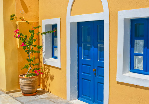 Fototapeta Colorful old street in Oia, Santorini
