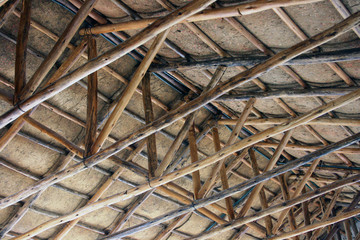 Interior de un tejado tradicional en el altiplano de Bolivia