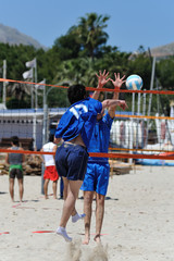 Ragazzi che giocano a beach volley
