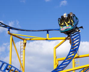 Rummelplatz Achterbahn mit fahrendem Wagen