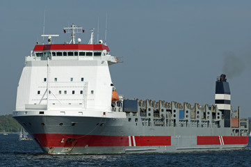 Fototapeta premium Frachtschiff auf der Ostsee bei Kiel